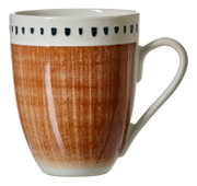 Keramische mok in warm terracotta met crèmekleurige rand, donker decoratief patroon en groot oor, schuin van voren afgebeeld