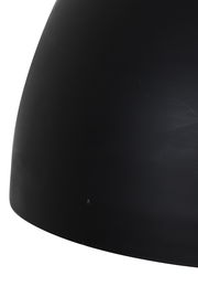 Nahaufnahme einer schwarzen Hängeleuchte mit glatter Oberfläche, seitliche Perspektive