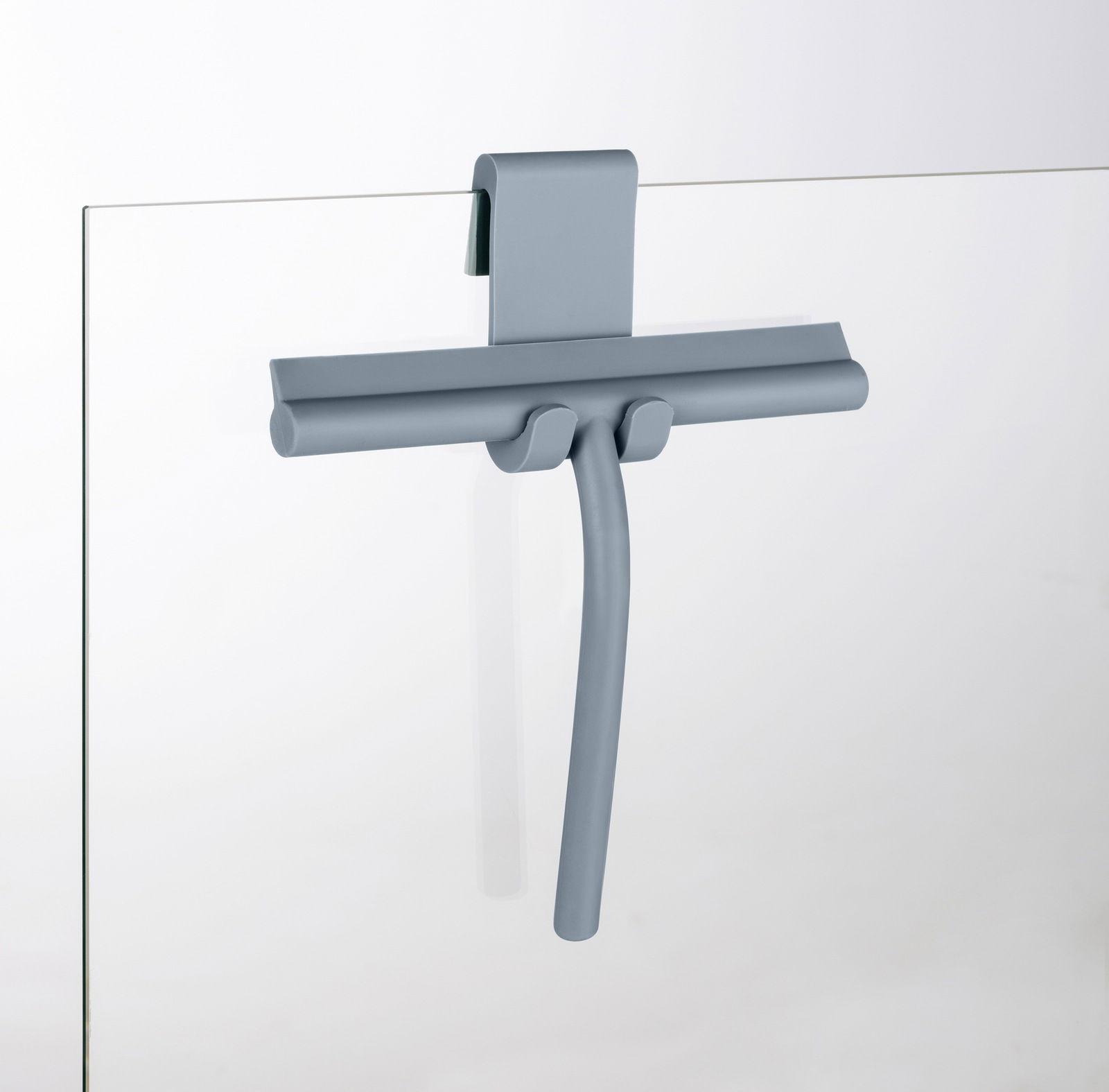 Grauer Badezimmerwischer aus Silikon, aufgehängt an einer Glaswand, seitliche Perspektive.