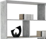 Grauer Raumteiler oder Regal MEGGY mit mehreren Fächern, dekoriert mit Büchern und einer modernen schwarzen Skulptur. Perspektive von vorne.