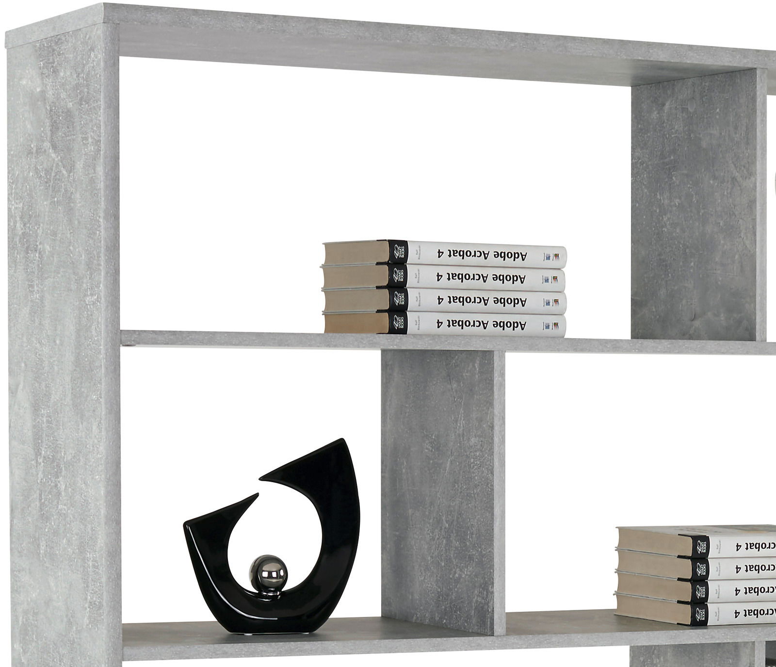 Grauer Raumteiler oder Regal MEGGY mit mehreren Fächern, dekoriert mit Büchern und einer modernen schwarzen Skulptur. Perspektive von vorne.