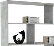 Grauer Raumteiler oder Regal MEGGY mit mehreren Fächern, dekoriert mit Büchern und einer modernen schwarzen Skulptur. Perspektive von vorne.