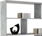 Grauer Raumteiler oder Regal MEGGY mit mehreren Fächern, dekoriert mit Büchern und einer modernen schwarzen Skulptur. Perspektive von vorne.