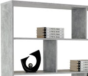 Grijze scheidingswand of MEGGY-boekenkast met meerdere vakken, versierd met boeken en een modern zwart beeld. Aanzicht van voren.