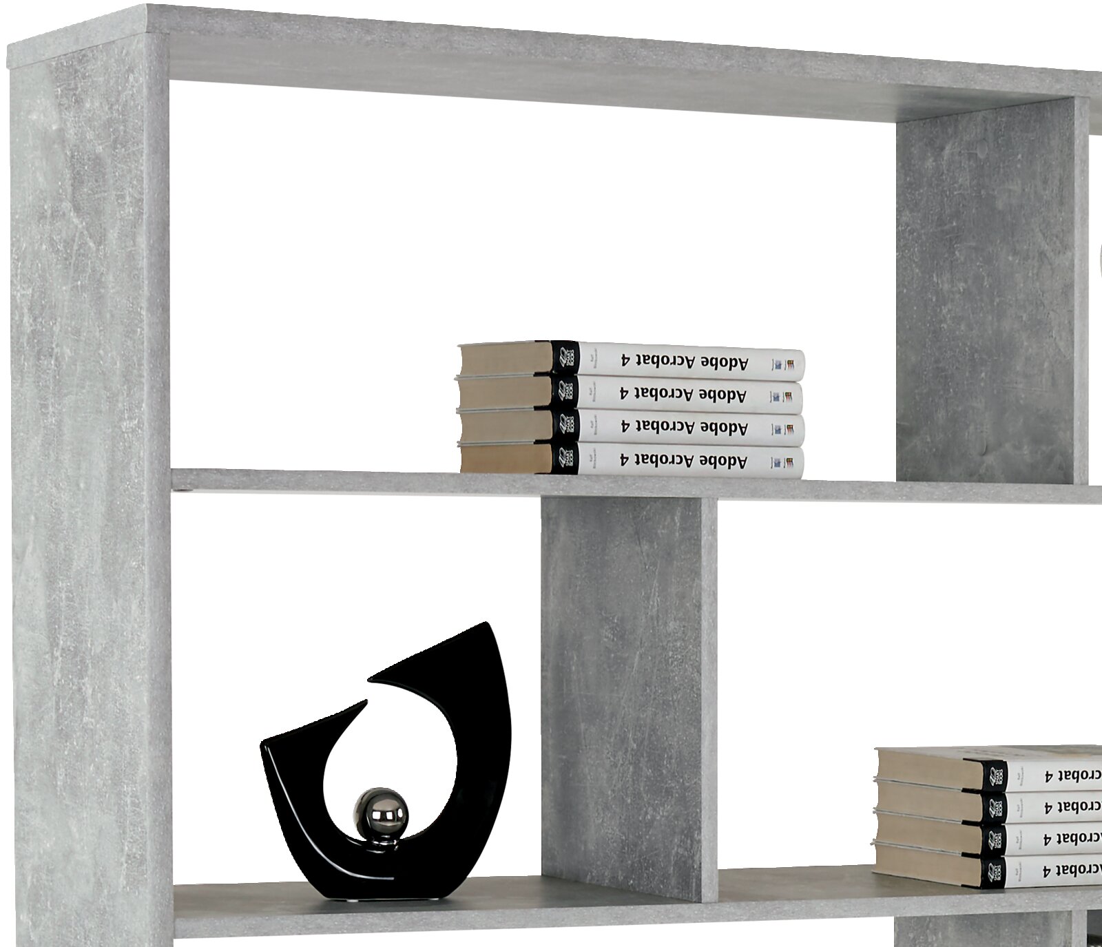 Grijze scheidingswand of MEGGY-boekenkast met meerdere vakken, versierd met boeken en een modern zwart beeld. Aanzicht van voren.