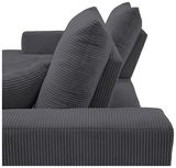 Nahaufnahme einer grauen, gerippten Sofaecke mit zwei großen Kissen, seitliche Perspektive.