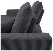 Nahaufnahme einer grauen, gerippten Sofaecke mit zwei großen Kissen, seitliche Perspektive.