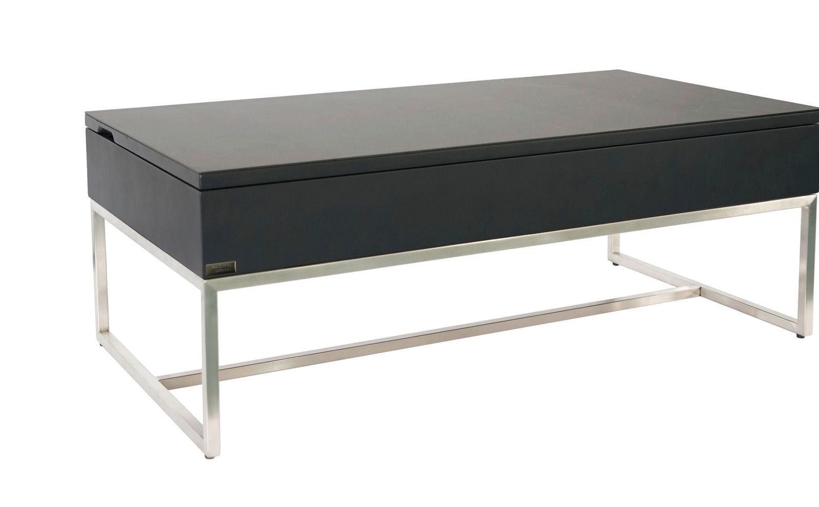 Moderner Couchtisch mit schwarzer Tischplatte und silbernem Metallgestell, seitliche Perspektive