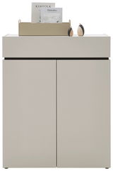 Frontale Ansicht einer modernen, minimalistischen Kommode in hellem Beige mit zwei Türen, dekoriert mit einem Tablett und Büchern auf der Oberseite.