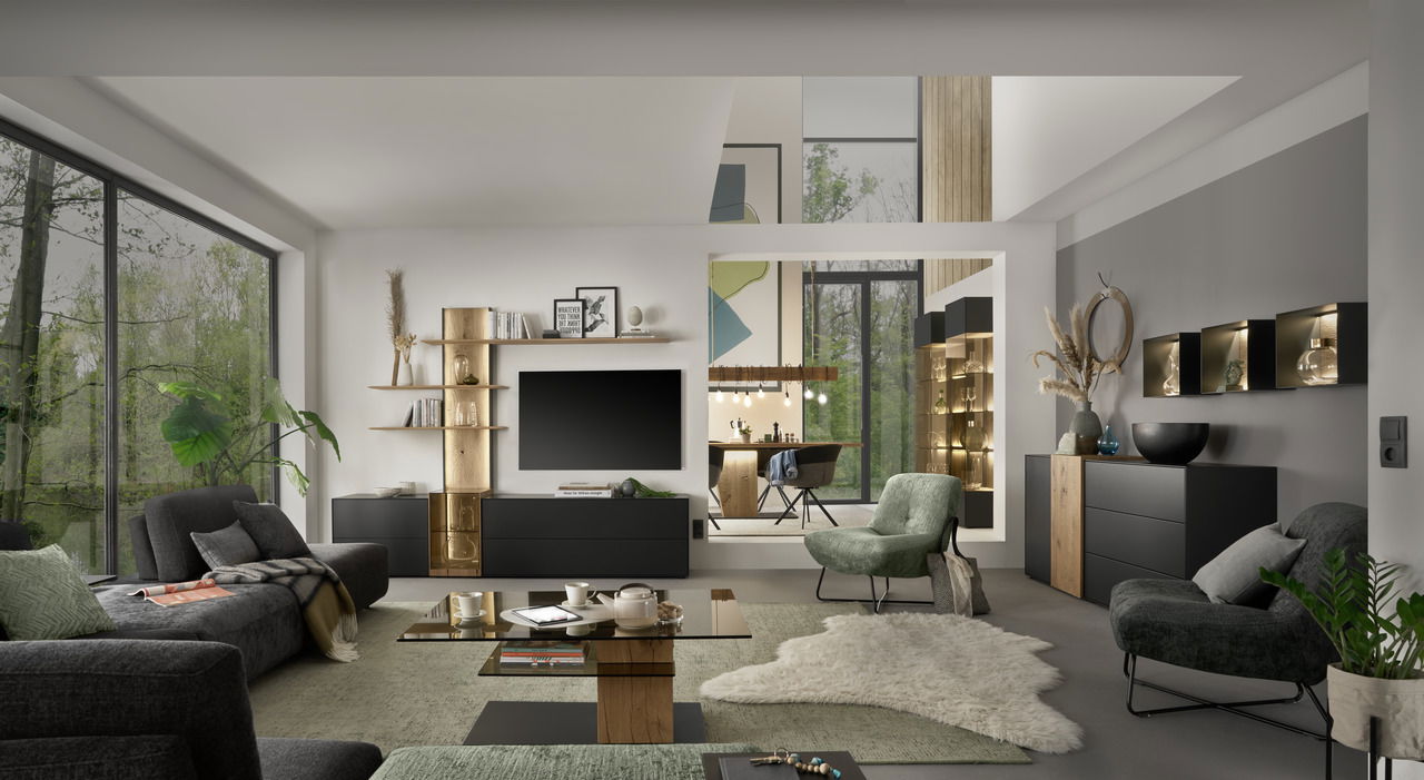 Moderne Wohnzimmeransicht mit eleganter Wandkombination, LED-Beleuchtung und stilvollen Möbeln in einem hellen Raum mit großen Fenstern.