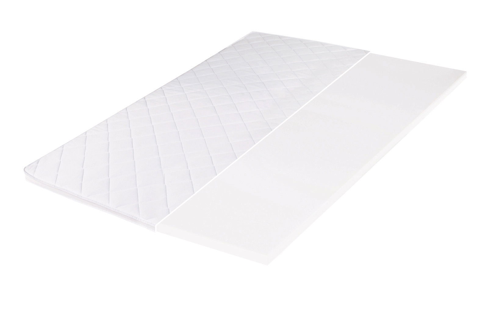 Komfortschaumtopper in diagonaler Perspektive, halb mit gestepptem Bezug und halb ohne Bezug sichtbar.