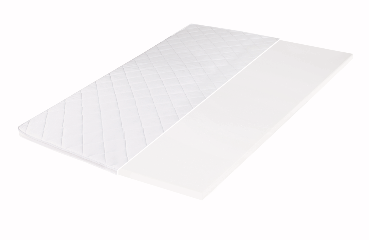 Komfortschaumtopper in diagonaler Perspektive, halb mit gestepptem Bezug und halb ohne Bezug sichtbar.