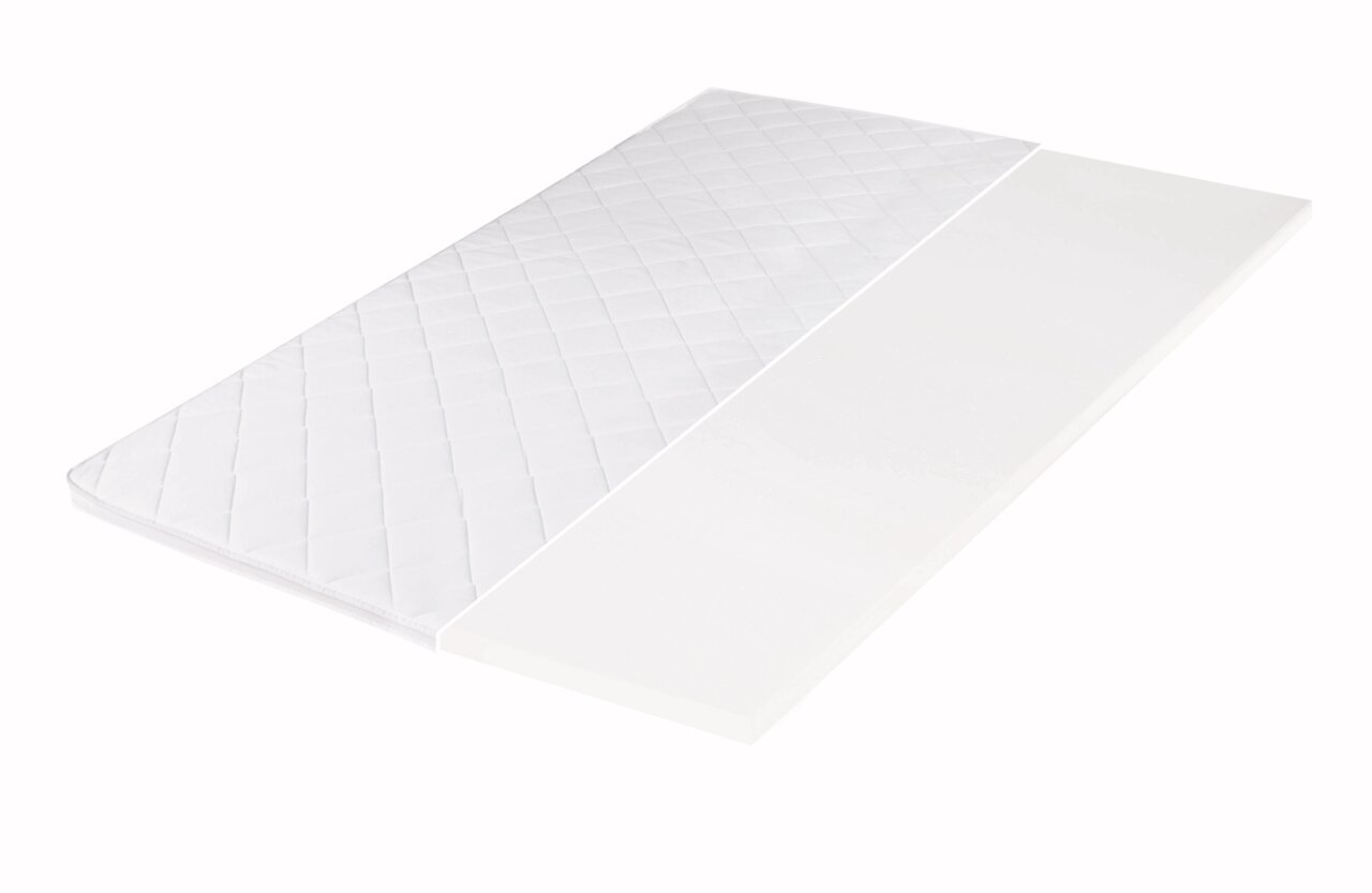 Komfortschaumtopper in diagonaler Perspektive, halb mit gestepptem Bezug und halb ohne Bezug sichtbar.