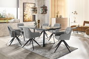 Moderner Essbereich mit grauen Armlehnstühlen und Esstisch in einem stilvollen, hellen Raum. Perspektive von schräg vorne.
