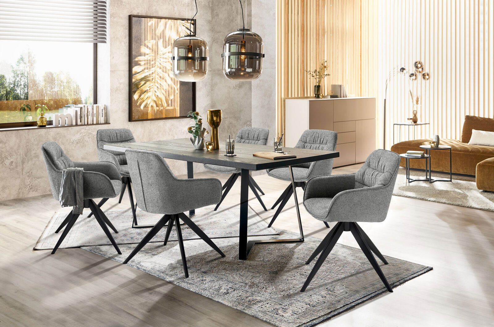 Moderner Essbereich mit grauen Armlehnstühlen und Esstisch in einem stilvollen, hellen Raum. Perspektive von schräg vorne.