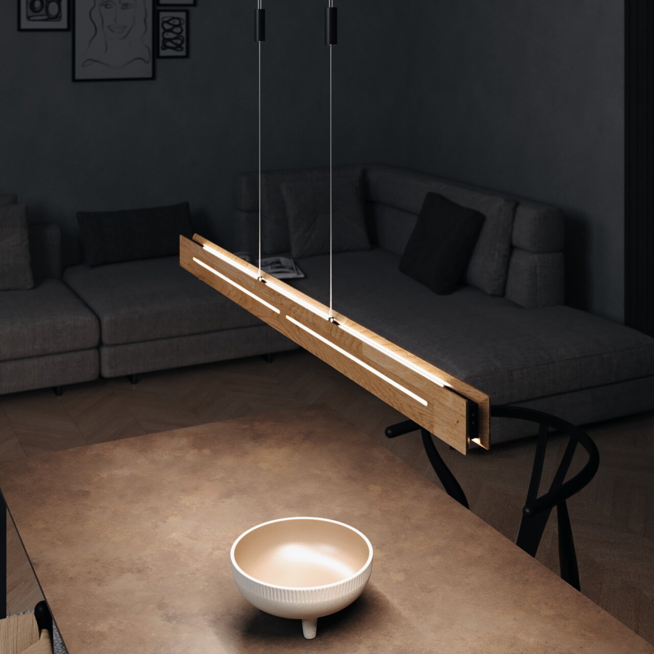 Moderne LED-Pendelleuchte aus Holz, von oben betrachtet, über einem Tisch in einem stilvollen Wohnzimmer hängend.