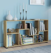 Modernes, helles Holz-Regal mit versetzten Fächern, gefüllt mit Büchern und DVDs, dekoriert mit weißen Vasen und Kerzenständern; Frontansicht in leicht schräger Perspektive