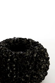 Schwarze, runde Vase mit blütenartiger Struktur, seitliche Perspektive