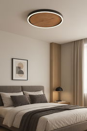 Moderne LED-Deckenleuchte mit Holzoptik, von unten betrachtet, in einem stilvoll eingerichteten Schlafzimmer.