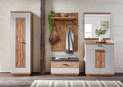 Garderoben-Set in Holzoptik mit Schrank, Spiegel, Garderobenpaneel und Sitzbank, frontal fotografiert.