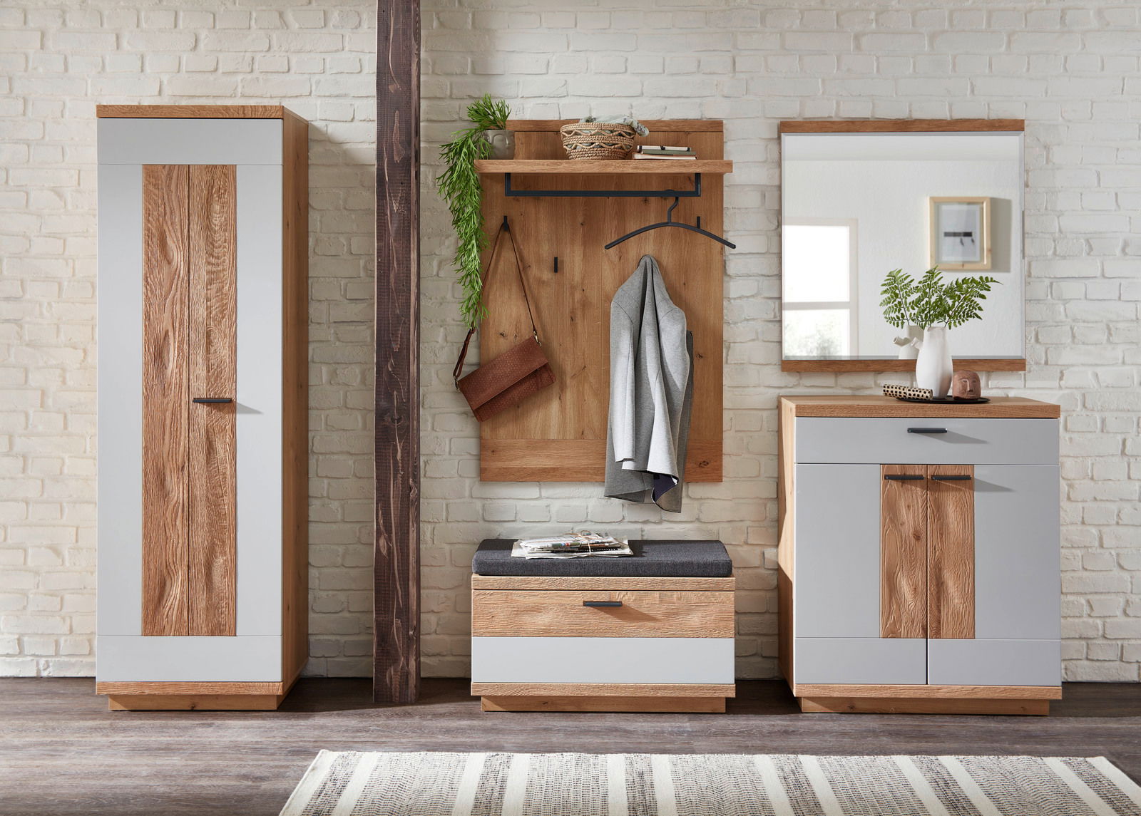 Garderoben-Set in Holzoptik mit Schrank, Spiegel, Garderobenpaneel und Sitzbank, frontal fotografiert.