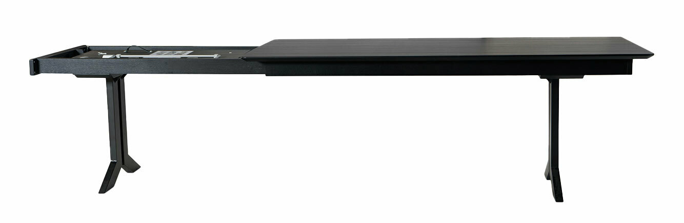 Seitenansicht eines modernen, schwarzen Esstisches mit zwei Beinen und einer rechteckigen Tischplatte.