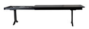 Seitenansicht eines modernen, schwarzen Esstisches mit zwei Beinen und einer rechteckigen Tischplatte.