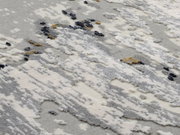 Nahaufnahme eines Designer-Teppichs mit abstraktem Muster in Grau- und Beigetönen, seitliche Perspektive