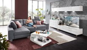 Modernes weißes Sideboard in einem stilvollen Wohnzimmer, seitliche Perspektive