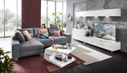 Modernes weißes Sideboard in einem stilvollen Wohnzimmer, seitliche Perspektive