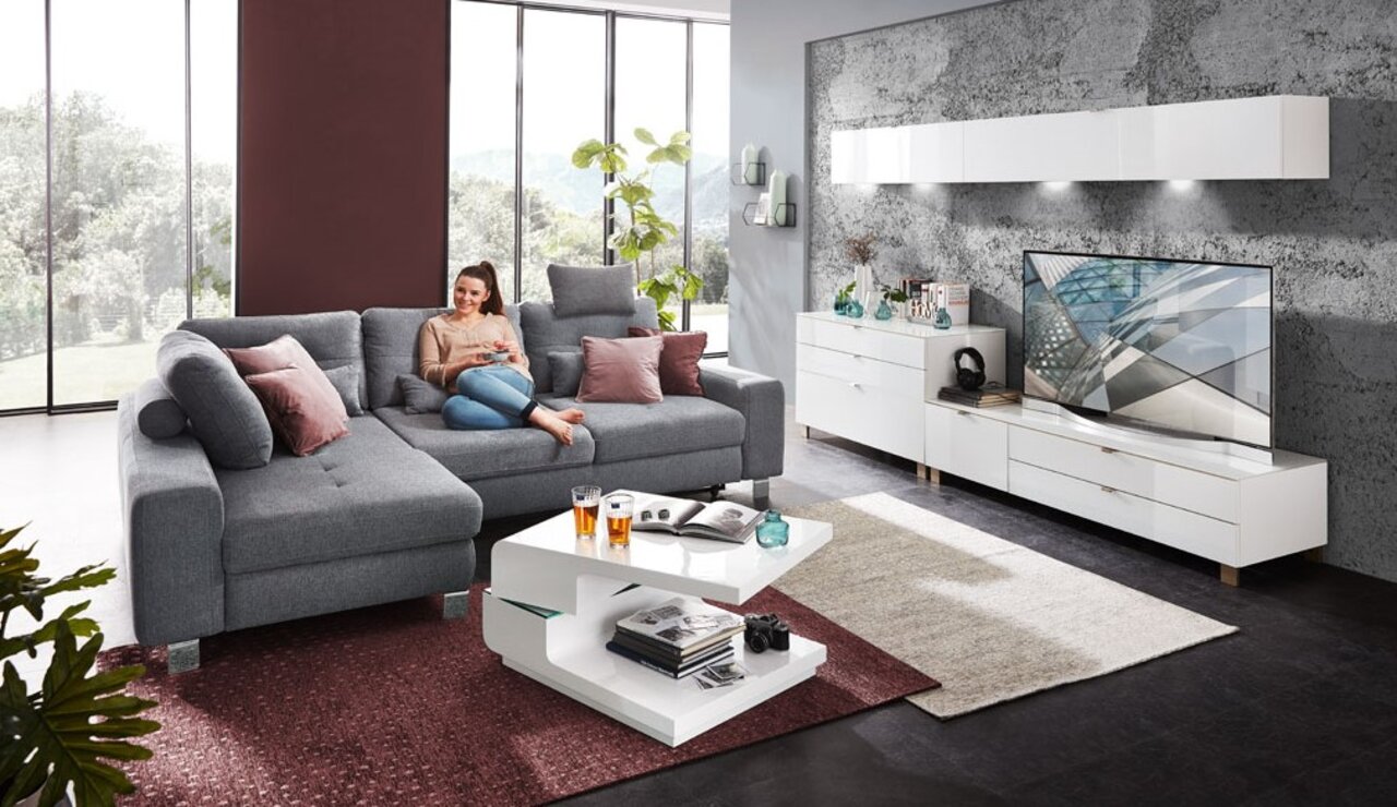 Modernes weißes Sideboard in einem stilvollen Wohnzimmer, seitliche Perspektive