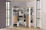 Eck-Kleiderschrank in heller Holzoptik mit offenen und geschlossenen Fächern, gefüllt mit verschiedenen Gegenständen, aus einer frontalen Perspektive fotografiert.