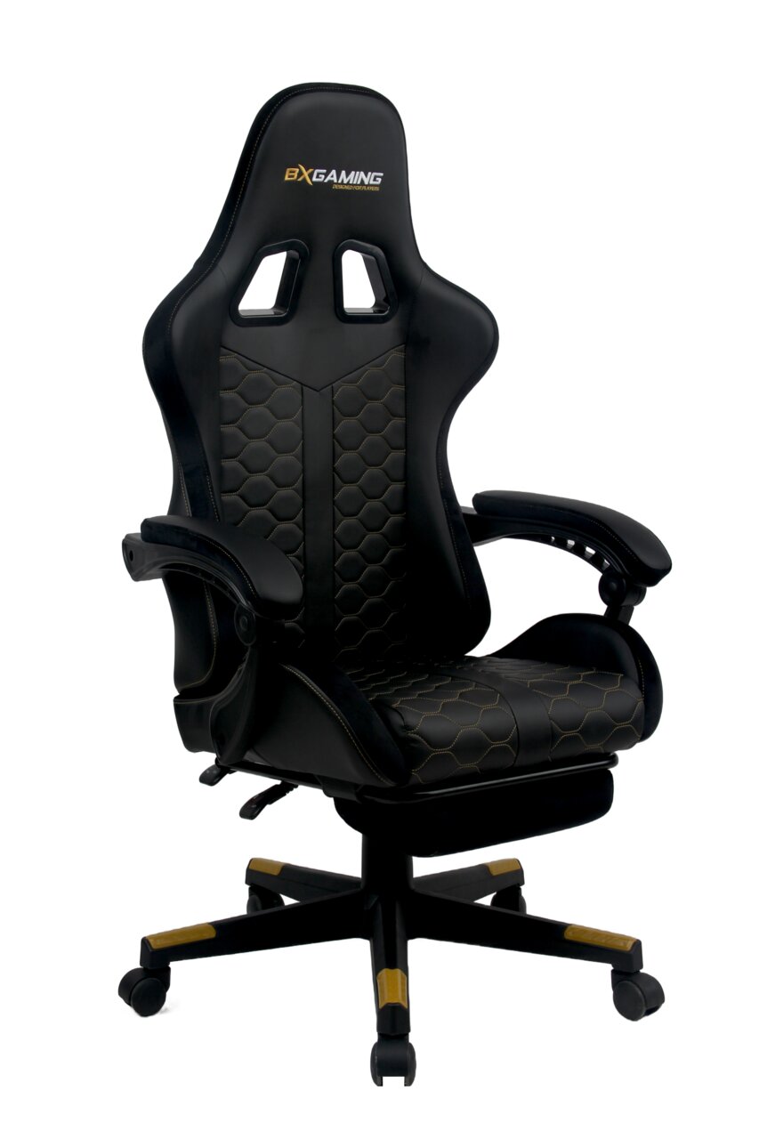 Zwarte gamingstoel met ergonomisch ontwerp, beklede zitting en rugleuning, en verstelbare armleuningen, gezien van voren.