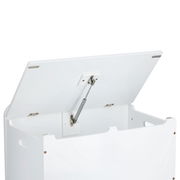 Weiße Kinder-Truhe mit geöffnetem Deckel, seitliche Perspektive