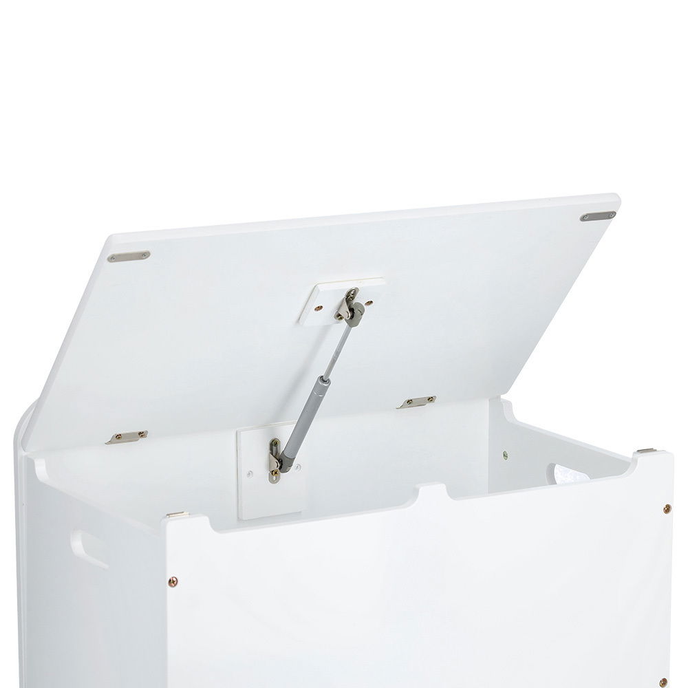 Weiße Kinder-Truhe mit geöffnetem Deckel, seitliche Perspektive