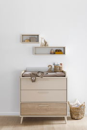 Zwei rechteckige Wandboxen in einem Kinderzimmer, eine mit Spielzeug und eine mit Dekoration, aus der Frontalperspektive.