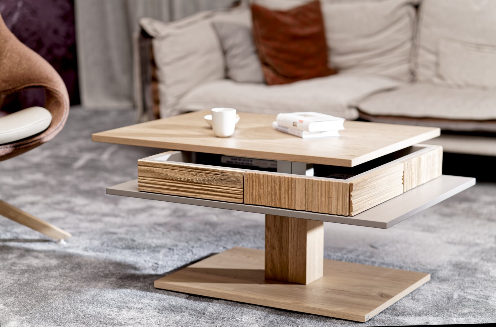 Moderner Couchtisch aus Holz mit Schubladen, seitliche Perspektive