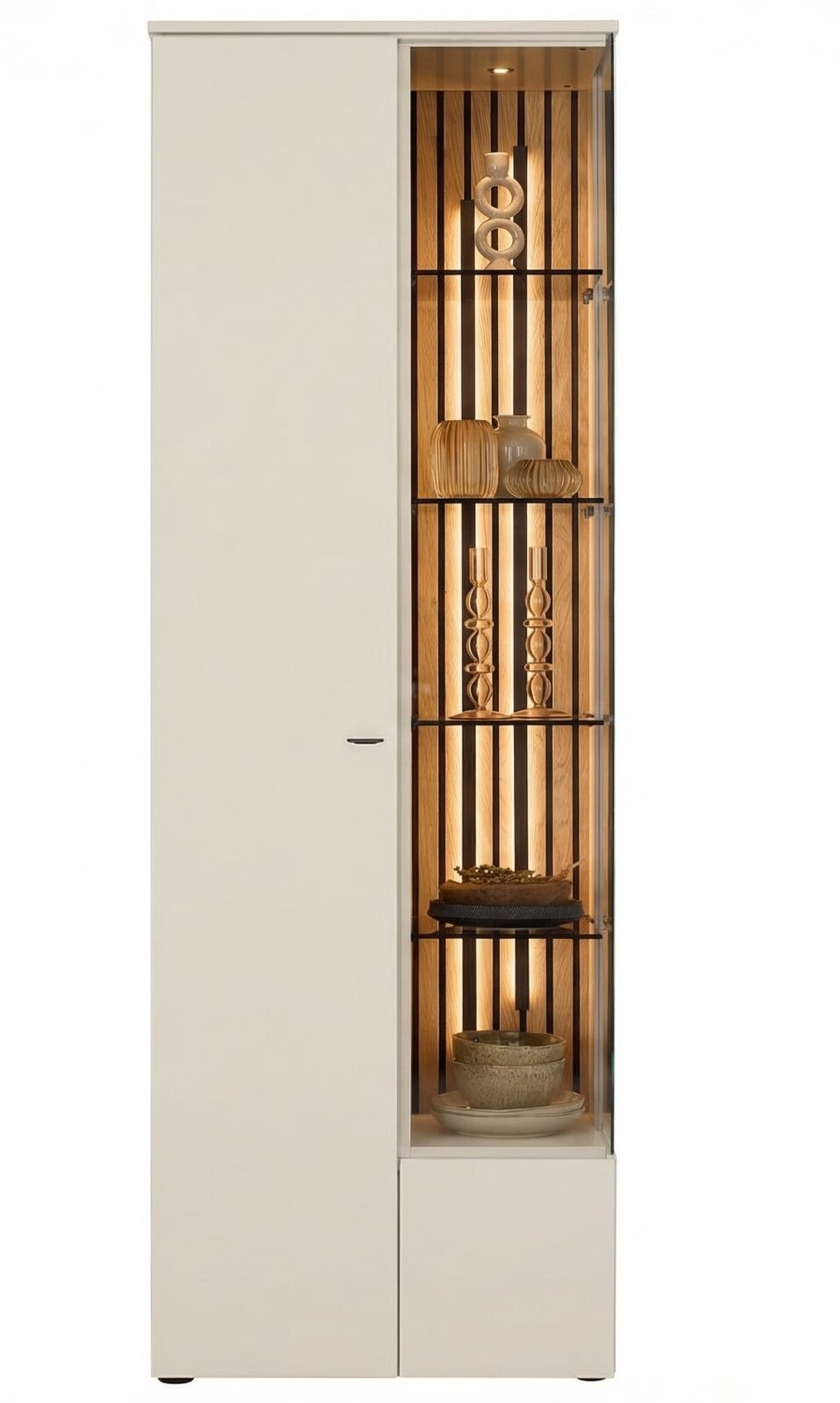 Venjakob Vitrine VANYA Hoge witte vitrinekast met glazen deur, houten achterwand met verticale latten en warme binnenverlichting, gevuld met decoratie; vooraanzicht.