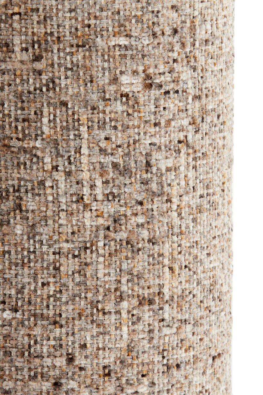 Nahaufnahme eines strukturierten, gewebten Lampenschirms in natürlichen Beige- und Brauntönen.