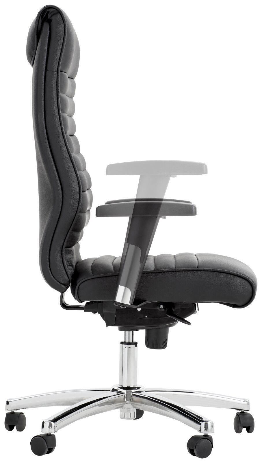 Seitliche Ansicht eines schwarzen Chefsessels mit verstellbaren Armlehnen und verchromtem Fußkreuz.