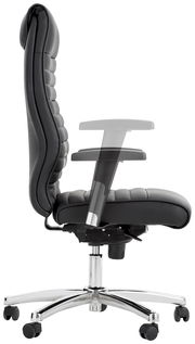 Seitliche Ansicht eines schwarzen Chefsessels mit verstellbaren Armlehnen und verchromtem Fußkreuz.