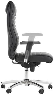 Seitliche Ansicht eines schwarzen Chefsessels mit verstellbaren Armlehnen und verchromtem Fußkreuz.