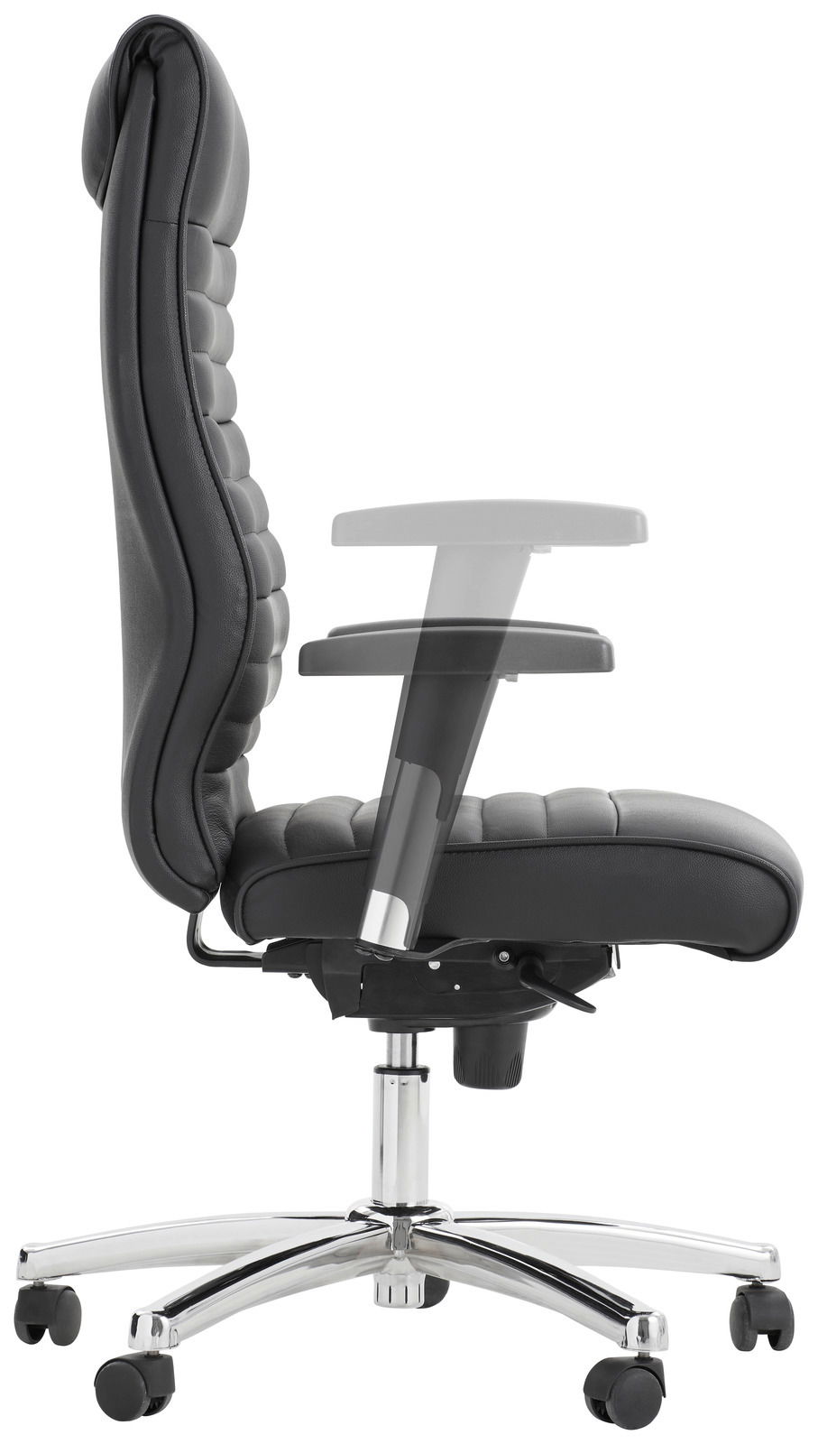 Seitliche Ansicht eines schwarzen Chefsessels mit verstellbaren Armlehnen und verchromtem Fußkreuz.