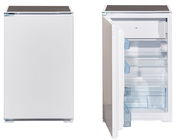 Weißer Kühlschrank, geschlossen und geöffnet, Vorderansicht