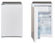 Weißer Kühlschrank, geschlossen und geöffnet, Vorderansicht
