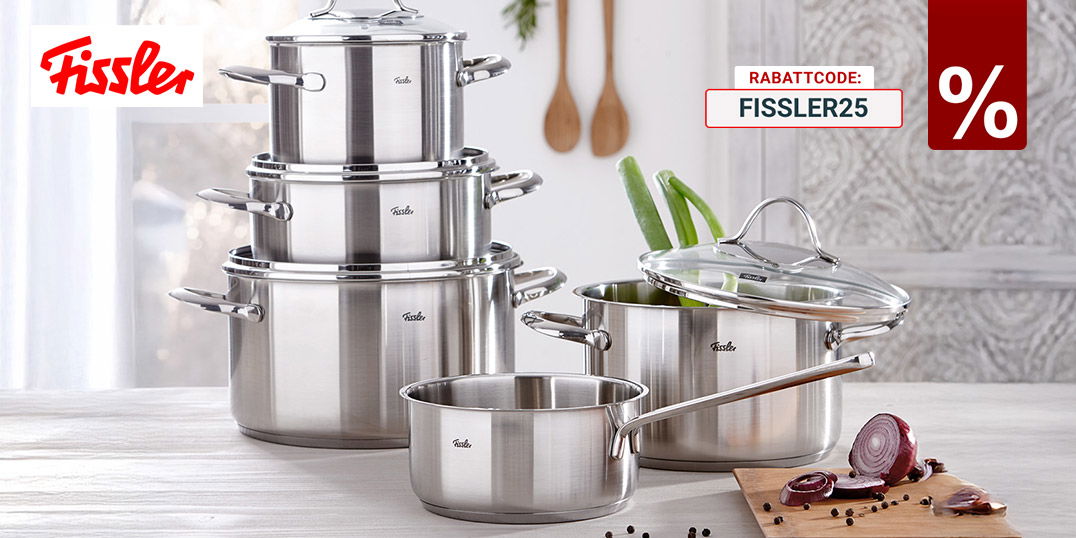 Fissler Edelstahl-Kochset aus Töpfen und Pfannen mit Glasdeckeln, modern auf einem hellen Küchentisch arrangiert