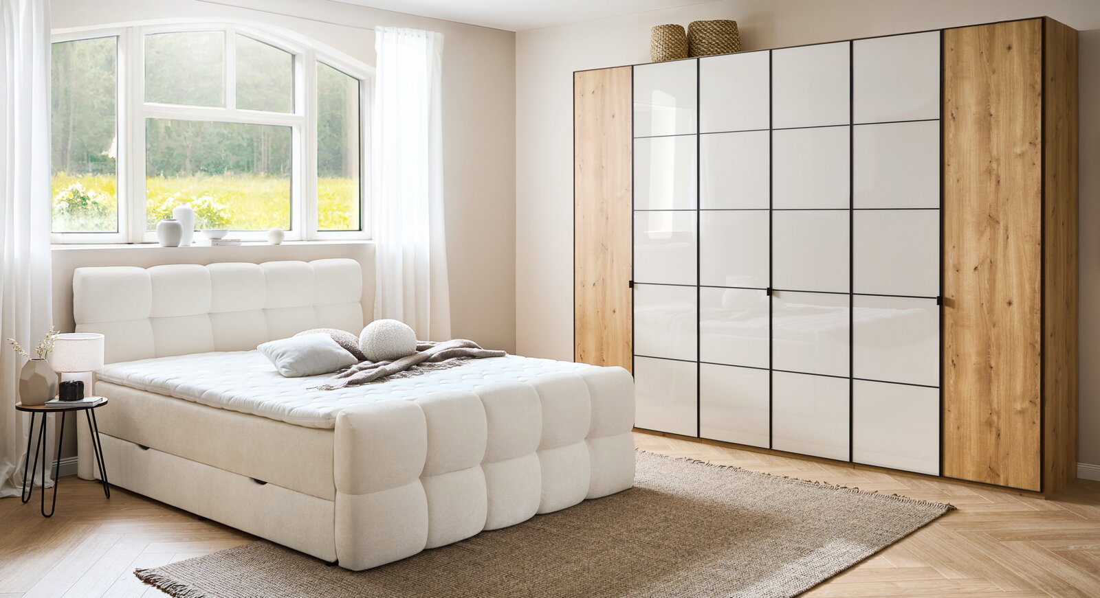 Moderano Boxbett PARIS Gemütliches Boxbett in einem hellen Schlafzimmer mit großem Fenster, moderner Kleiderschrank und stilvolle Dekorationen, seitliche Perspektive.