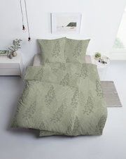 Salbeigrüne Bettwäsche mit elegantem floralem Blättermuster, aus leicht erhöhter Frontalperspektive auf einem Doppelbett im hellen Schlafzimmer gezeigt