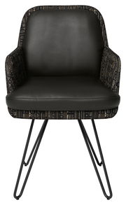 Vorderansicht eines modernen Armlehnstuhls mit schwarzem Lederbezug und gemusterten Stoffdetails, auf filigranen Metallbeinen.