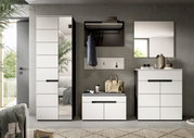 Moderne weiße Garderobenmöbel im Flur: hoher Schrank mit Spiegel, Sitzbank mit Stauraum, Kommode mit Spiegel sowie Wandgarderobe mit Ablage und Haken, frontal aus Augenhöhe fotografiert.